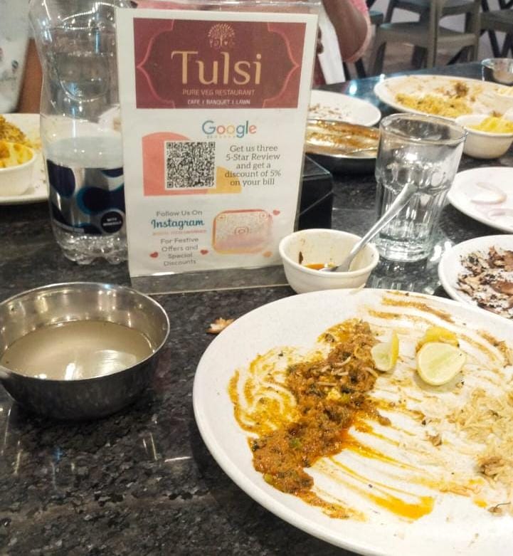 हॉटेल ‘तुलसी टी पॉईंट’मध्ये जेवणात किडा; तक्रार केल्यानंतर ग्राहकाला धमकी — अन्न व औषध प्रशासनाकडून कडक कारवाईची मागणी