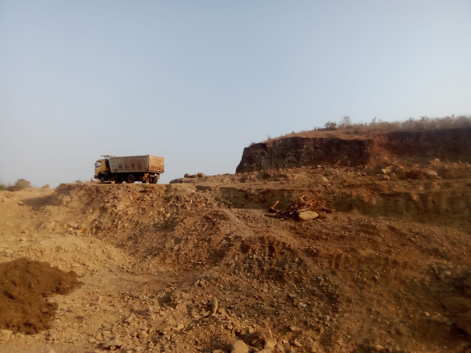 हातला शेतशिवारातील उत्खनन झालेल्या मुरुमाची बाजारमुल्याप्रमाणे रक्कम द्यावी- शहाजी खडसे (माजी सभापती जिप)