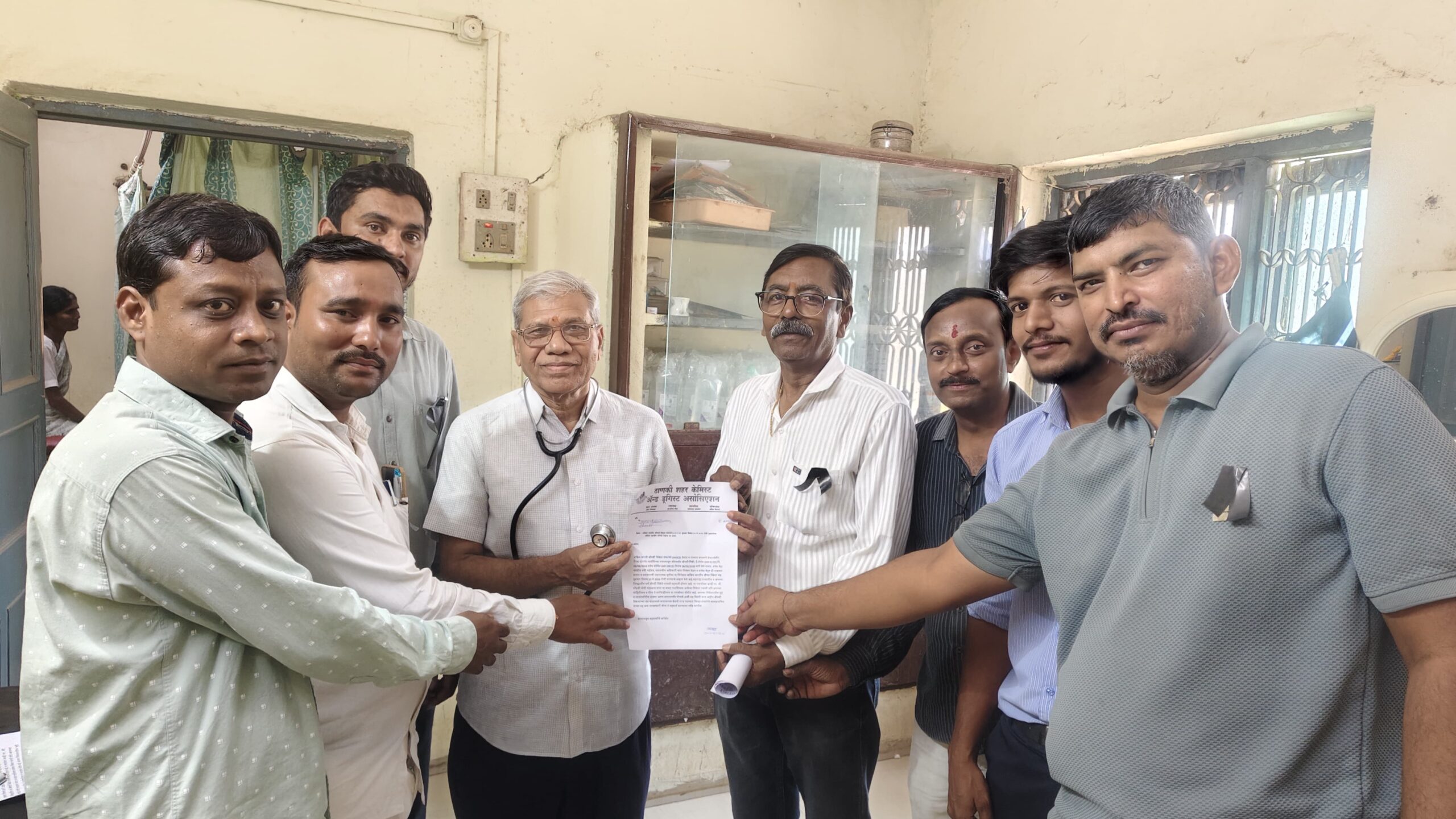 बनावट औषधे आणि ऑनलाईन विक्रीविरोधात ढाणकीत 'मेडिकल बंद'; केमिस्ट असोसिएशनचे ठाणेदारांना निवेदन!