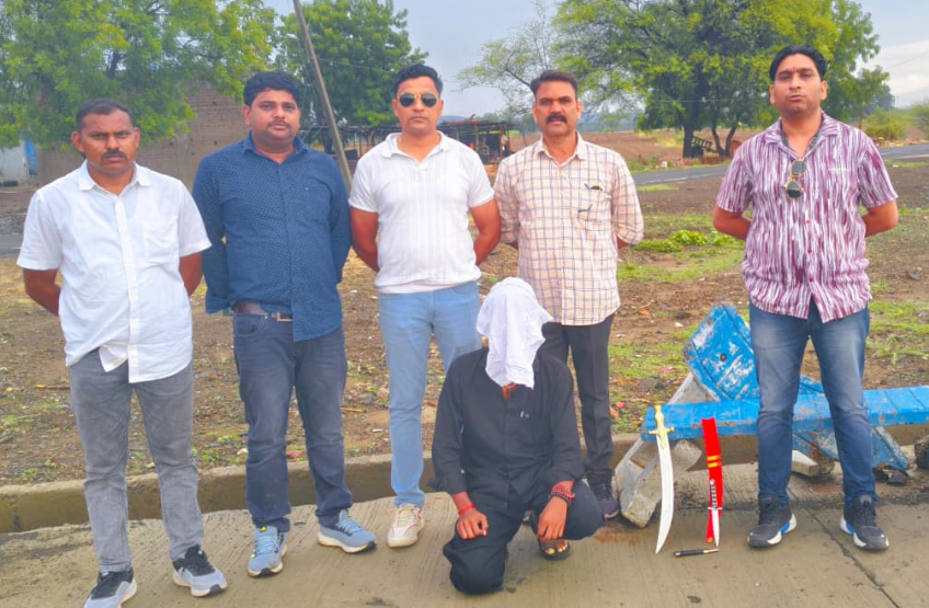 ढाणकी ते सावळेश्वर रोड आदर्श नगर ले आउट परिसरात तलवार व खंजीर बाळगून असलेला इसमावर स्थानिक गुन्हे शाखा यवतमाळ यांची कारवाई