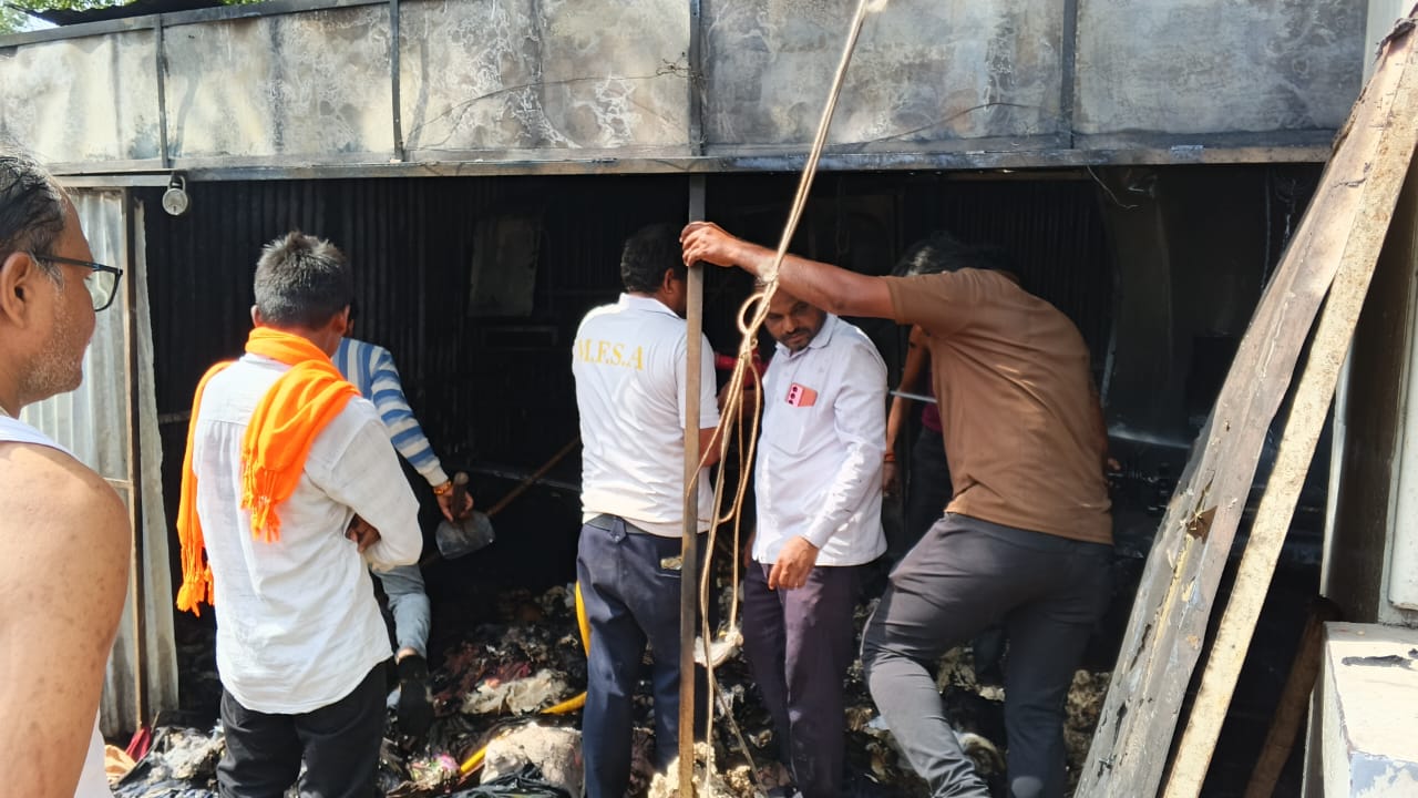 उमरखेडमध्ये पोलीस स्टेशनसमोरील गादी दुकानाला भीषण आग;लाखोंचे नुकसान