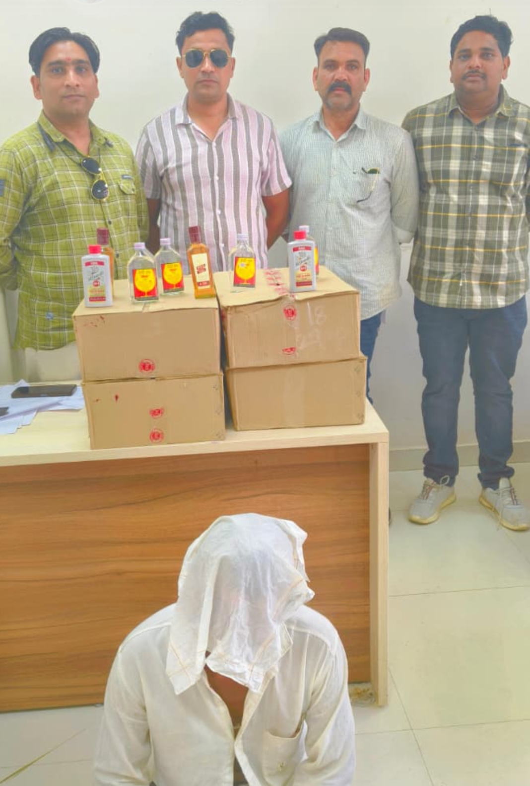 उमरखेड तालुक्यातील साखरा व देवसरी येथे अवैध देशी व विदेशी दारु विक्री करणा-या इसमांवर कारवाई..!
