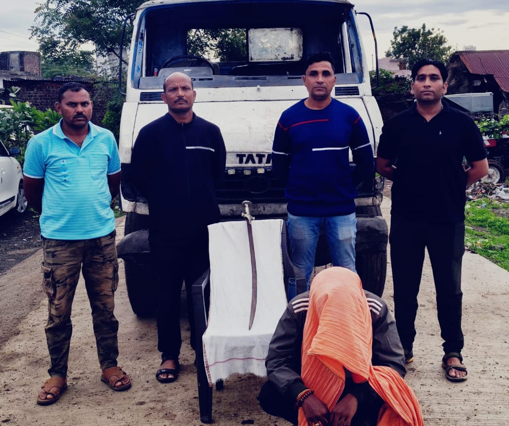ढाणकी बिटरगांव येथे टेम्पो मध्ये तलवार बाळगून असलेला इसम ताब्यात तलवार व टेम्पो जप्त स्थानिक गुन्हे शाखा यवतमाळ यांची कारवाई