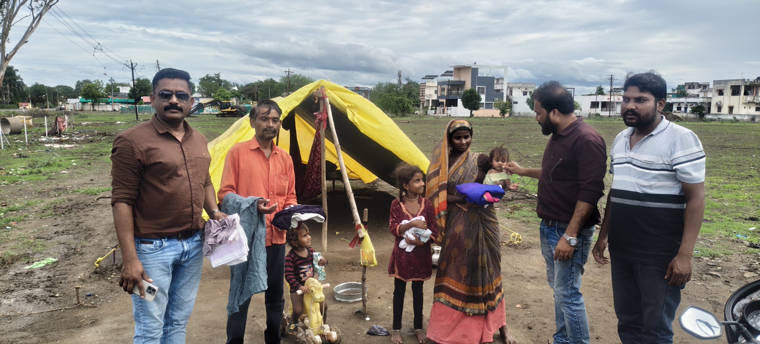 वाढदिवसानिमित्त गरजू कुटुंबांना वस्त्रवाटप! राजकुमार भगत यांचा समाजापुढे आदर्श..!