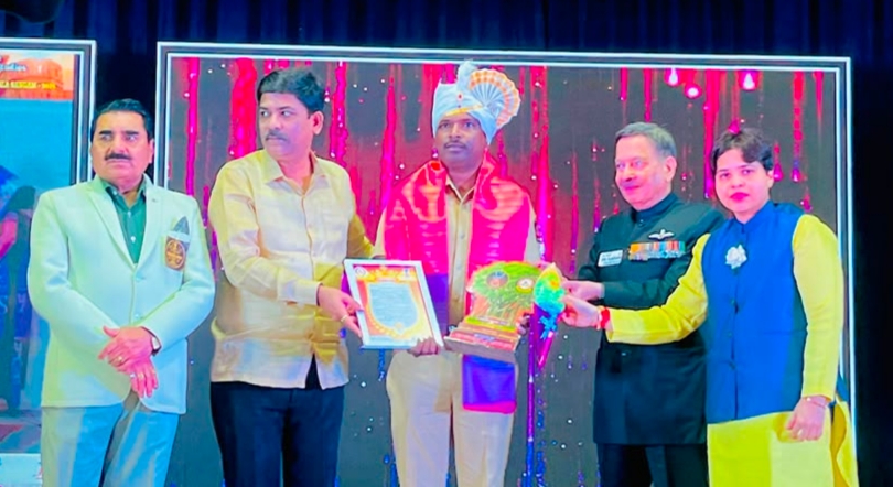 खाकी वर्दीतील देवमाणूस अमोल गुंडे यांना राज्यस्तरीय  पुरस्कार देण्यात सन्मानित केले.