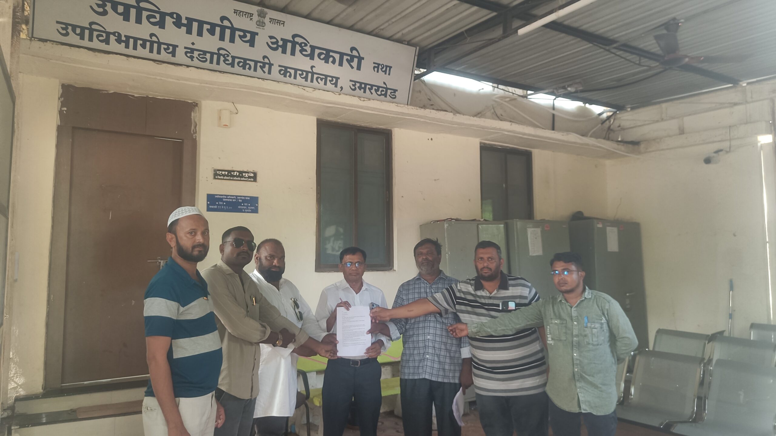 ढाणकी येथे हनीफ मास्टर संस्थाचालकांची पालकांशी अरेरावी, शाळेच्या इमारतीचा गैरवापर; गट शिक्षणाधिकाऱ्यांना निवेदन